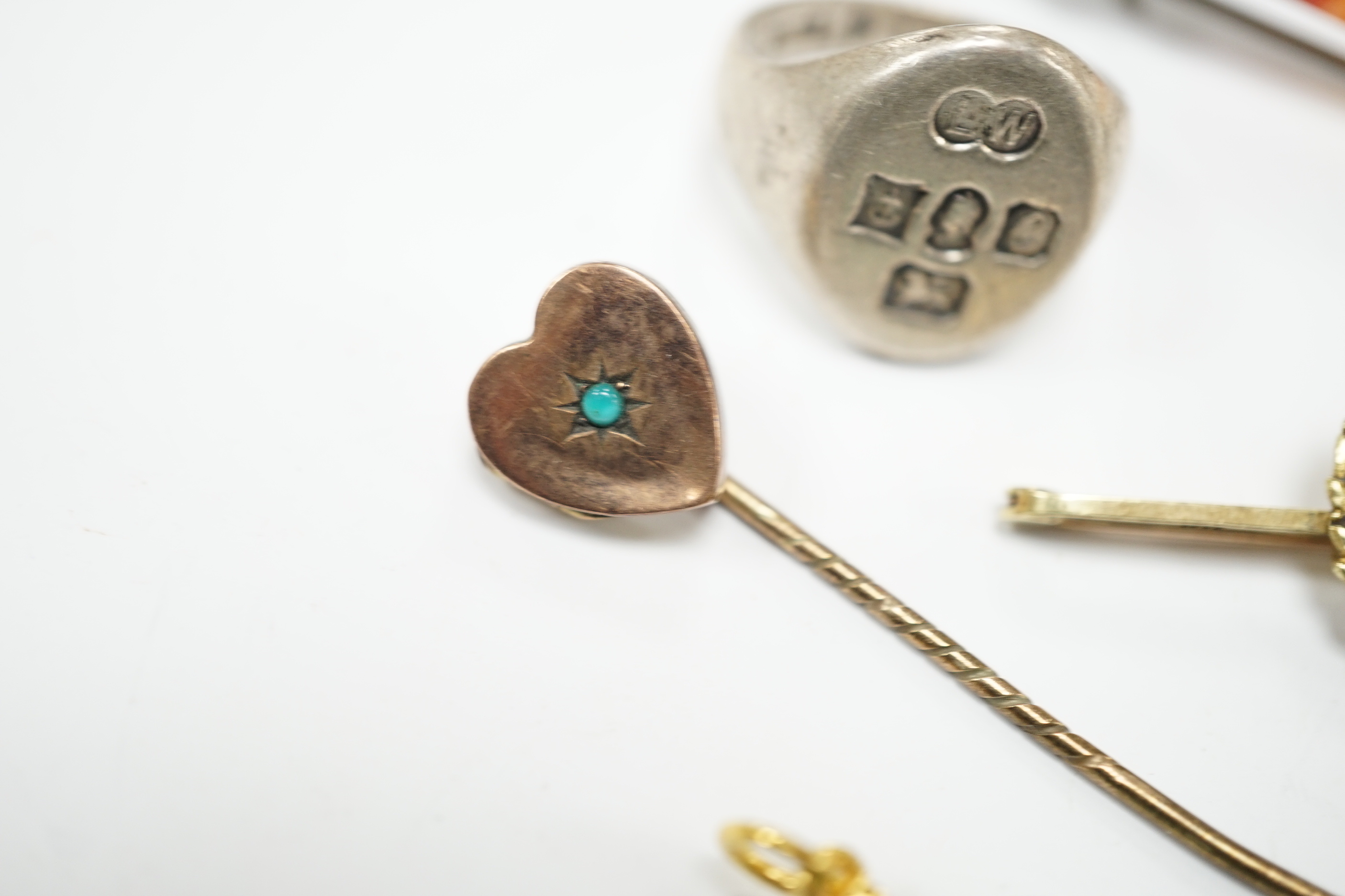 Sundry jewellery including a 1970's silver signet ring, a Chinese yellow metal mounted jade disc pendant, a 15ct regimental bar brooch, blue john brooch and two other items.